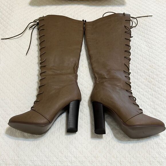 Venus Knee-High Lace Up Boots. Size 8 1/2 - Picture 2 of 6